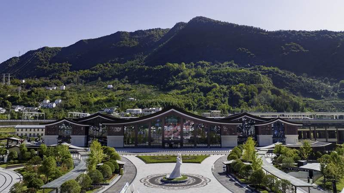 宜兴高铁兴山站。宜兴高铁开通运营后，串联起“八纵八横”中沪渝蓉高铁和郑渝高铁这两条干线铁路。国铁集团供图