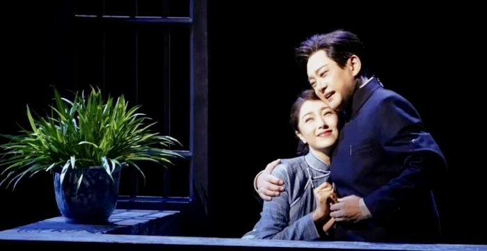 剧照  王斑饰演张忠良、曾黎饰演素芬