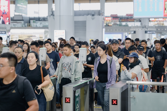 9月26日，南京南站旅客有序检票进站，徐超摄