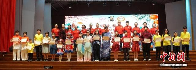 图为与会嘉宾为优秀教师和营员代表颁发相关证书。广西师范大学 供图