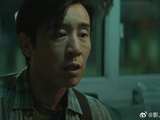 父亲帮儿子写文章 想让儿子快速出名，怎料被保安看穿