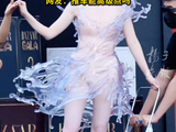 戚薇3D打印裙造型是致敬蔡明吗网友调侃能不能给戚薇换个体面推车
