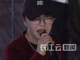 谭维维郑州街头夜唱哽咽