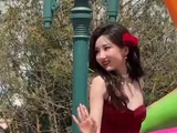 “毛晓彤在环球的这段舞蹈我能反复看10遍，本人真的好美好白好瘦！”