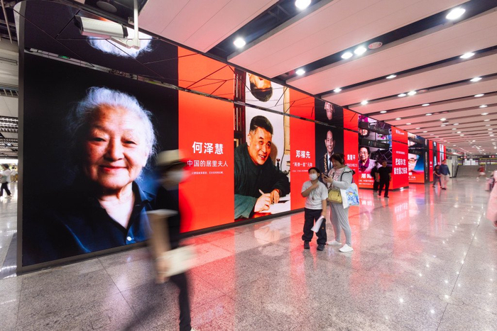 近日，十位科学家群像亮相世纪大道站，吸引不少路过乘客拍照留念。 受访者供图