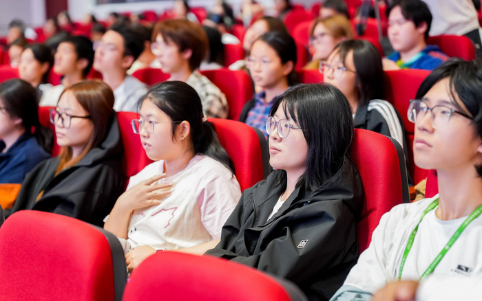 宣讲令师生们认识到要在中药制药领域解决真问题。 受访者供图