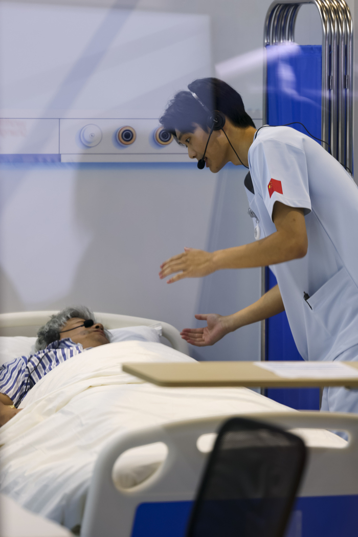 9月24日，中国选手闵思达在健康和社会照护项目比赛中。