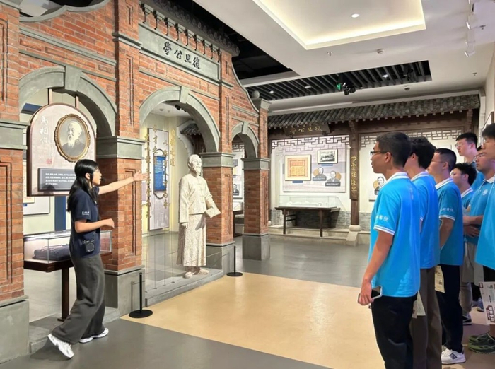 2026年9月，新学期刚开学，本科新生在“复旦源”集中学习。复旦大学供图