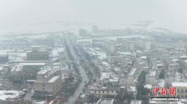 图为降雪中的札达县城。旦真次旦 摄