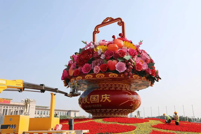 施工中的大花篮。封面新闻记者戴云拍摄于9月23日