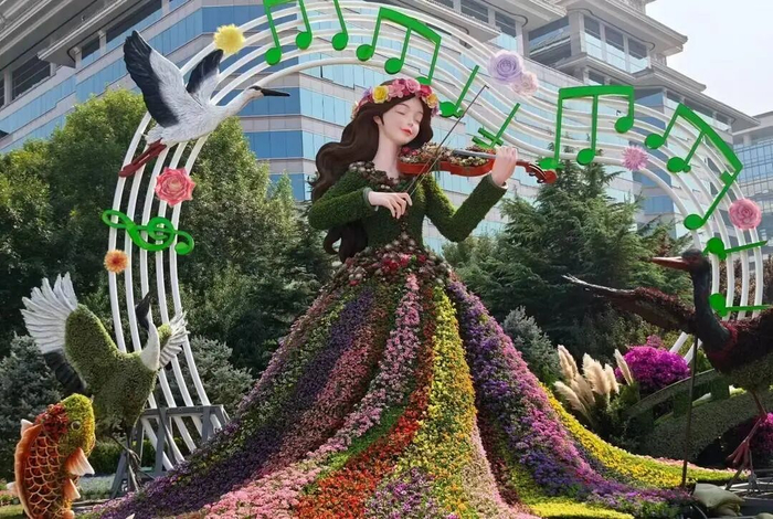 位于西单东南角的“和谐共生”花坛。受访者供图