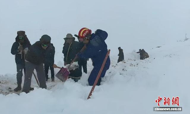 图为札达县各相关单位开展道路抢通工作。旦真次旦 摄