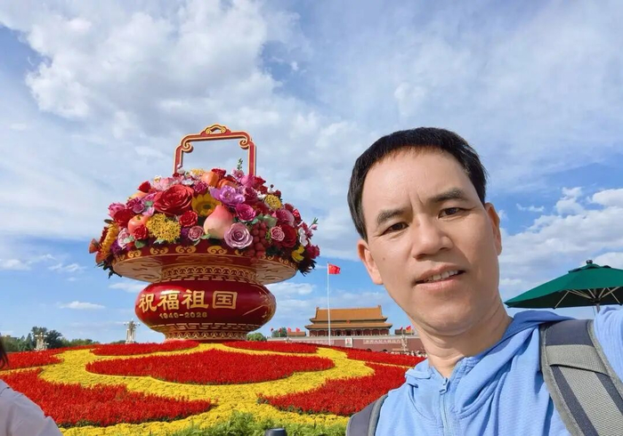 蓝海浪与今年的国庆大花篮合影。受访者供图