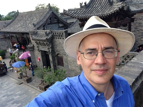 苏成捷在平遥旅行时的自拍