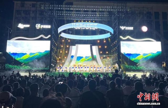 9月27日晚，“四季福贡”主题晚会现场。时文枝 摄