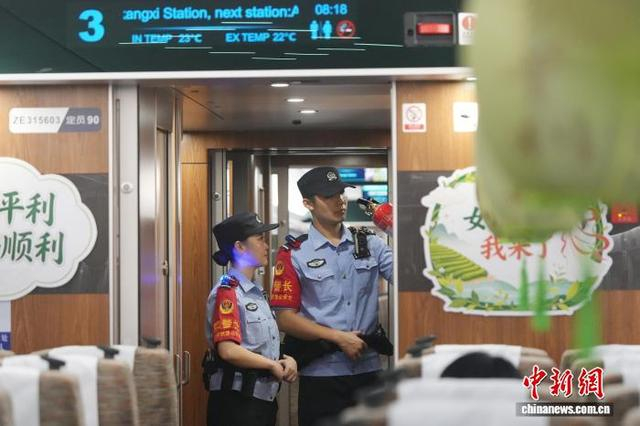 图为乘警在车厢内开展消防安全检查工作。张鑫 摄 