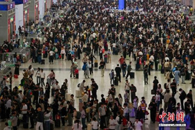 9月24日，河南郑州迎来中秋假期出行客流高峰。图为郑州东站候车大厅内人头攒动。 中新社记者 范晓恒 摄