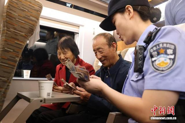 图为乘警在车厢内开展乘车安全宣传工作。张鑫 摄 
