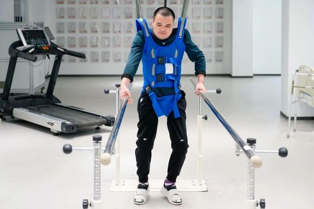 2025年1月到3月，小林（化名）参加了这项脑脊接口技术临床概念验证，成为参与此项研究的首名患者。研究团队 供图