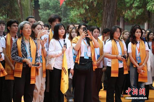 图为来华留学生与中国嘉宾观看公祭大典。中新社记者 周艺伟 摄