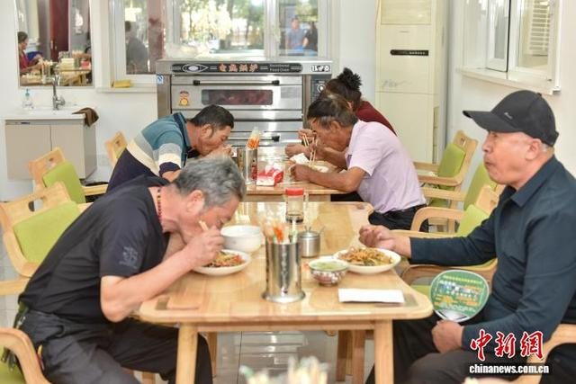 各民族老人在餐厅用餐。苏航 摄