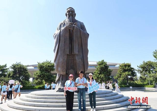 2026年9月3日，山东曲阜，美国青年师生参访孔子博物馆，在孔子像前合影。 中新社记者 李明芮 摄