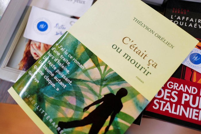 巴黎书店中的《C’étaitçaoumourir》 图源：路透社／《联合早报》