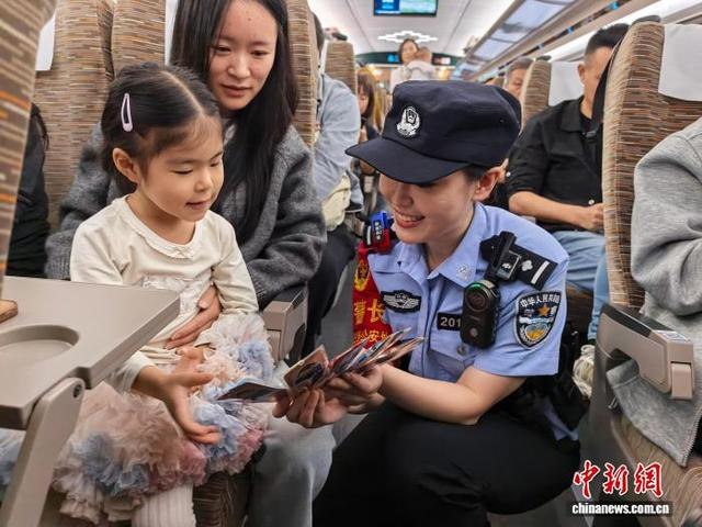 图为乘警在车厢内开展乘车安全宣传工作。张鑫 摄