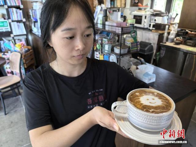 品完大闸蟹，再来一杯大闸蟹主题咖啡，在阳澄湖畔享受乡野的惬意。 中新网记者 钟升 摄