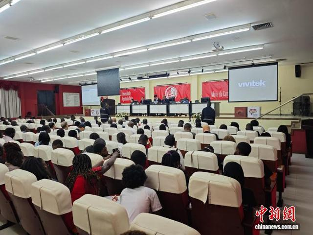 湘潭大学校长廖永安在安哥拉阿戈什蒂纽·内图大学法学院开设讲座，介绍中国发展经验。 湘潭大学供图