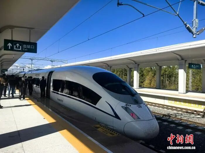 哈伊高铁首趟D7288次列车准备从伊春西站出发。史轶夫 摄