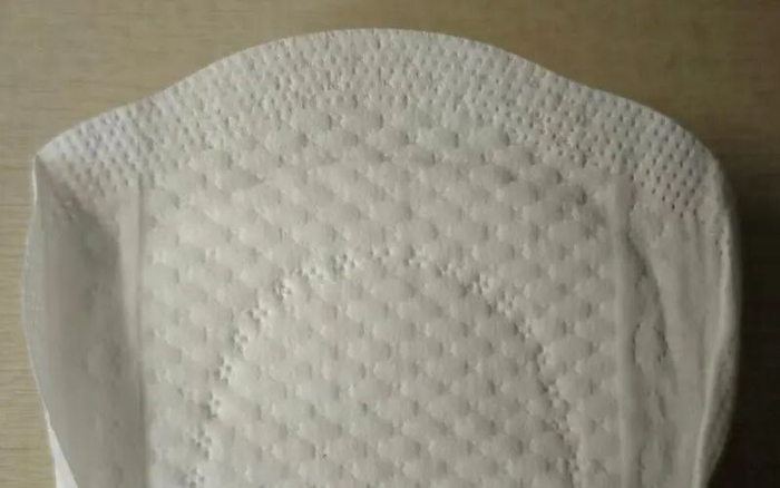 ▲不同蚕丝卫生巾面层质感对比。从上至下依次为艾芙尼、护舒宝、SOLOVE米菲。 新京报记者 郭铁 摄