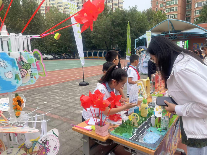 东高地三小的学生向观众介绍生态方案。新京报记者 冯琪 摄