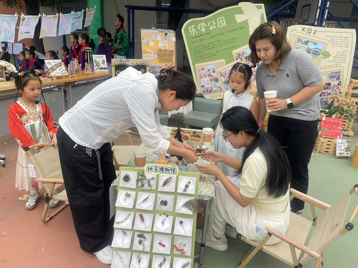 孩子们和来访者介绍种子博物馆项目并进行互动。新京报记者 冯琪 摄