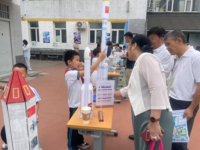 东高地三小操场上的“课程市集”现场。新京报记者 冯琪 摄