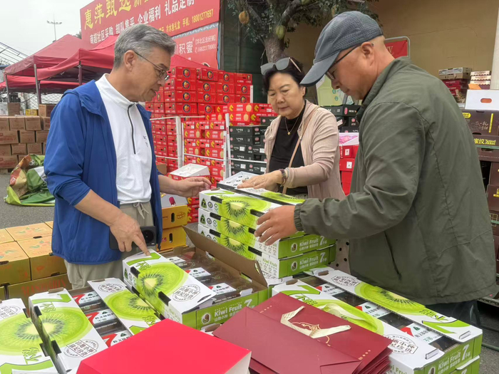 市民在采购水果。新京报记者 陈琳 摄