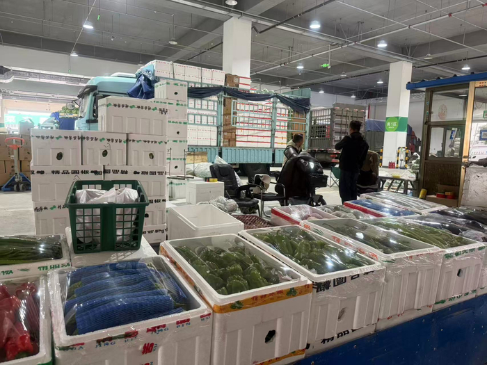 辣椒、茄子等品类蔬菜已搬迁至数字创新大厦一楼进行交易。新京报记者 陈琳 摄