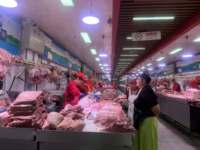 市民在新发地市场猪肉交易大厅选购猪肉。新京报记者 陈琳 摄