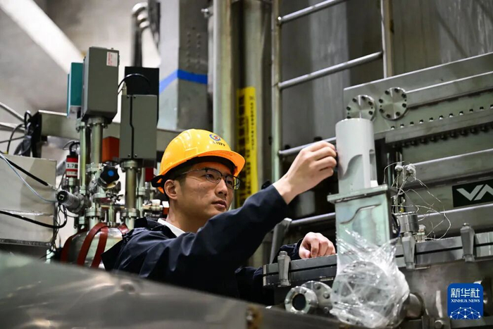 2026年4月28日，EAST团队特任副研究员郭晋在EAST上进行设备调试。新华社记者 周牧 摄