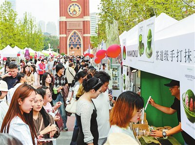 　　中秋假期，和平区五大道景区游人如织。特色市集热闹开市，文创手作、津味小吃等摊位吸引游客驻足打卡。  记者 吴迪 摄
