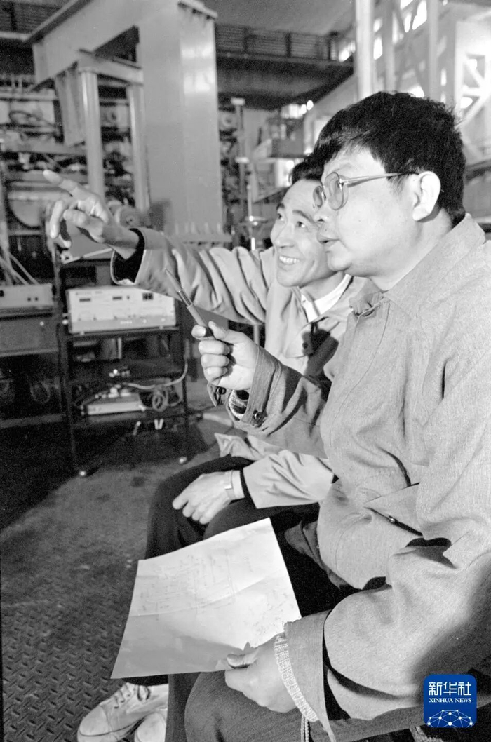 1996年， 在中国科学院等离子体物理研究所，科研人员在讨论HT－7超导托卡马克装置真空抽气及检漏情况。新华社记者 戴浩 摄