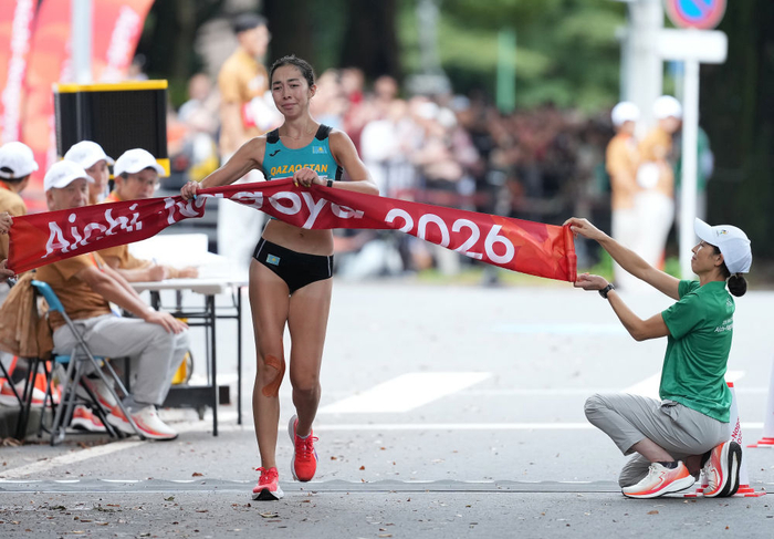 9月27日，哈萨克斯坦选手托克桑巴耶娃在女子马拉松竞走决赛中率先冲过终点。新华社记者 雒圆 摄
