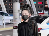 章若楠出发巴黎时装周了，妹妹这一身造型好别致啊！