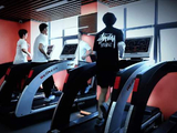 成毅健身vlog展现自律，演员素养源于刻苦