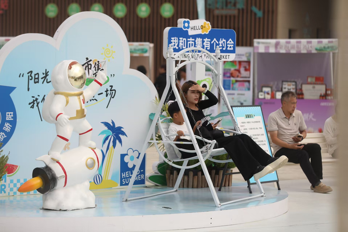 9月29日，“艺润平谷·南山悠然”2026北京南山艺术季在承平高速金海湖服务区启幕。新京报记者 薛珺 摄