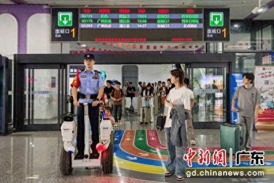 双节客流高峰期间，广湛高铁湛江北站派出所民警在出站口加强秩序引导。 佛山铁路公安处供图 王超 摄