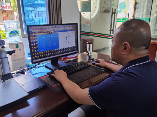 图为工作人员开展网络安全风险排查