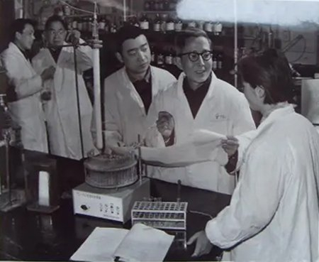 1980年代上生所实验室工作场景