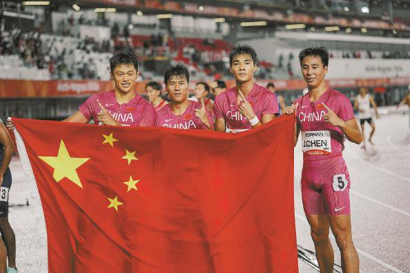             谢震业、陈锦丰、曾克理、王胜杰（从左至右）庆祝夺冠 特派记者  李铭珅  摄          