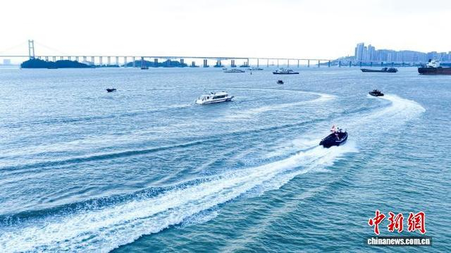 粤港澳大湾区多部门在某海域开展水域执法演练暨联合巡航执法行动。广东省公安厅 供图